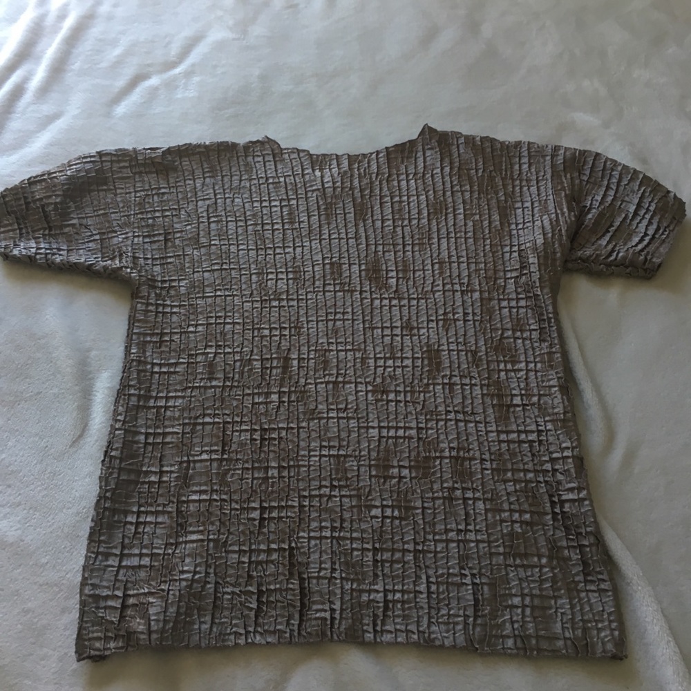Metallic textured short sleeved shirt